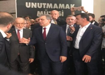 Gül ile Karamollaoğlu, Erbakan Ödülleri törenine birlikte giriş yaptı