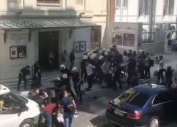 Kadıköy’de eylem yapan lise öğrencileri darp edilerek gözaltına alındı