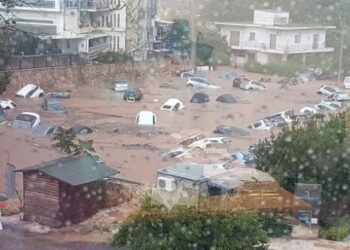 Yunanistan ateşin ardından suyla boğuşuyor