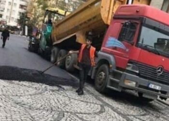 Belediye Arnavut kaldırımının üzerine asfalt döktü