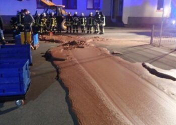 Almanya’da tanktan sızan bir ton çikolata yol kapattı