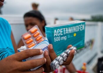 Venezuelalılar gıda ve ilaç için sokağa çıkıyor