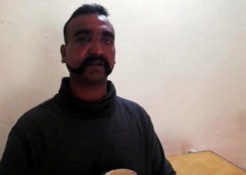 Pakistan, esir pilotu Hindistan’a iade etti