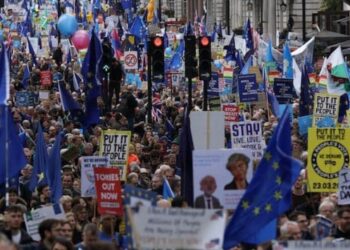 Brexit için yeni referandum isteyenler Londra’da yürüyor