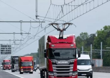 Dünyada ilk: Almanya elektrikli otobanı test ediyor