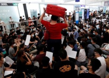 Hong Kong’da uçuşlar gösteriler nedeniyle bugün de iptal