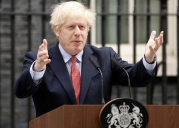 Koronavirüsü atlatan İngiltere Başbakanı Johnson, işine döndü