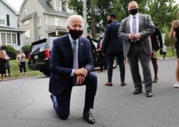 Biden, siyah hakları için diz çöktü