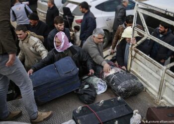 Lübnan Suriyelileri geri göndermeye başladı