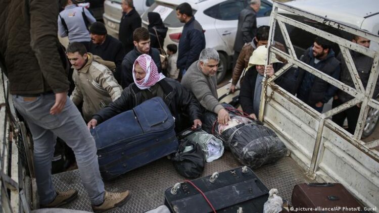 Lübnan Suriyelileri geri göndermeye başladı