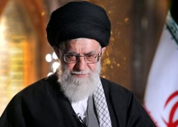 İran’da Hamaney’in posterini yakan 3 genç 40 yıl hapse mahkum edildi