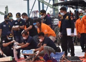 Endonezya’da düşen yolcu uçağının kara kutuları bulundu