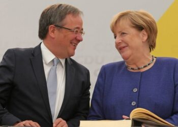 Merkel’in partisinde seçimi Armin Laschet kazandı