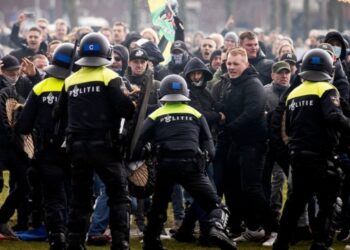 Hollanda’da, Covid-19 test merkezi ateşe verildi