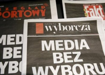 Polonya’yı ayağa kaldıran medya vergisi: Ekranlar karardı