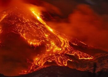 Etna Yanardağı tekrar faaliyete geçti