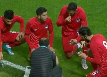 Sakatlık nedeniyle oyun durdu; futbolcular oruçlarını açtı