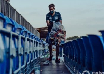 Formula 1 pilotu Sebastian Vettel, yarış sonrası tribünde çöp topladı