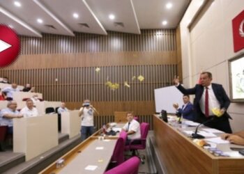 Bir çay fırlatma da Bolu Belediye Başkanı Tanju Özcan’dan