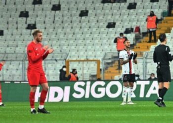 Vodafone Park’ta 6. dakikada duygusal anlar… Ahmet Çalık anıldı