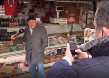 Emekli adam kırmızı etle hatıra fotoğrafı çektirdi