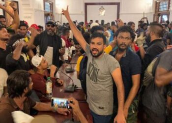 Sri Lanka’da protestolar: Başbakan geçici devlet başkanı seçildi