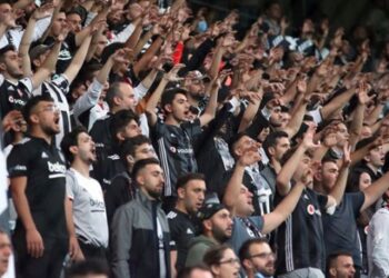 Beşiktaş tribününden ‘Türkiye laiktir, laik kalacak’ tezahüratları