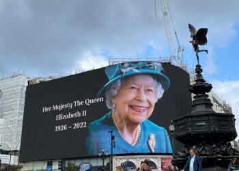 Kraliçe Elizabeth’in tabutu Buckingham Sarayı’ndan çıkarılıyor