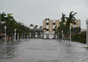 ABD’nin Florida eyaletinde 1,9 milyon hane elektriksiz kaldı