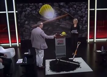 CNN Türk stüdyoya kömür getirdi, profesör sordu: Ne yapabilirim ben bununla!?