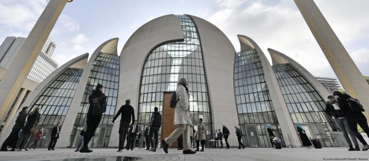 Köln’de camilerde hoparlörden Ezan okunabilecek