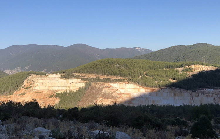 Ertuğrul Günay fotoğraflarıyla paylaştı; taş ocakları, ormanları talan ediyor