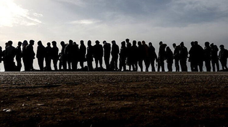 Atina, Türkiye’yi göçmenleri soyup Yunanistan’a zorla göndermekle suçladı