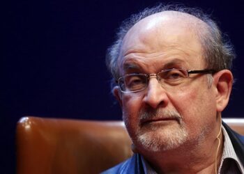 Bıçaklı saldırıya uğrayan yazar Salman Rüşdi bir gözünü kaybetti