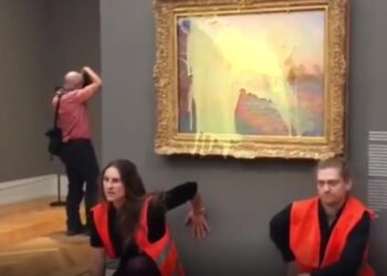 Almanya’da iklim aktivistleri Monet’nin tablosuna patates püresi fırlattı