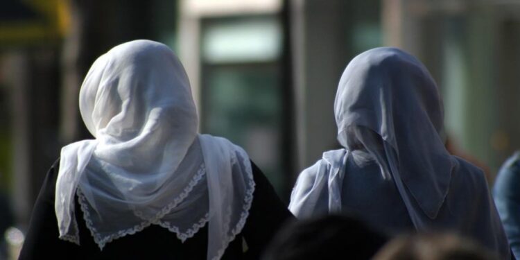 Metropoll: Toplumun yüzde 90’ına göre kamuda başörtüsü sorunu yok