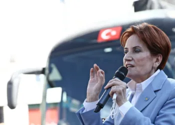 Akşener’e çiçek veren öğretmene maaş kesme cezası ve sürgün