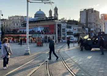 İstiklal Caddesi yeniden yaya trafiğine açıldı