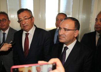 AKP’den başörtü gündemiyle ilgili muhalefete ziyaret: CHP ‘Biz yokuz’ dedi