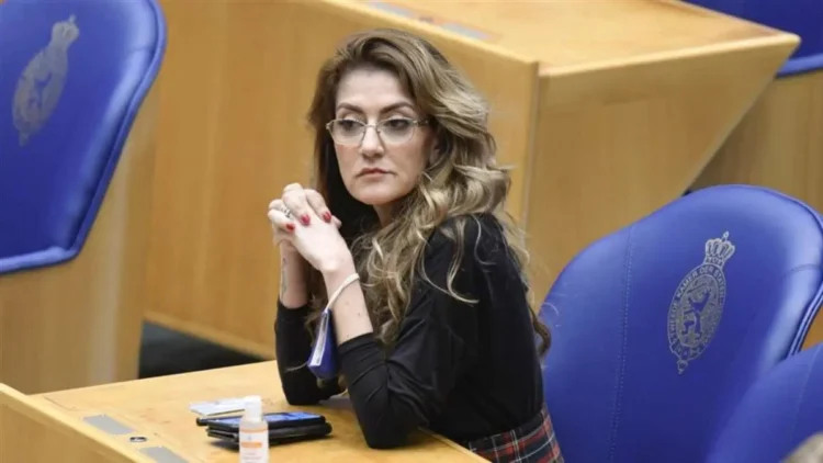 Hollanda’da ‘başörtülü polis’ tartışması