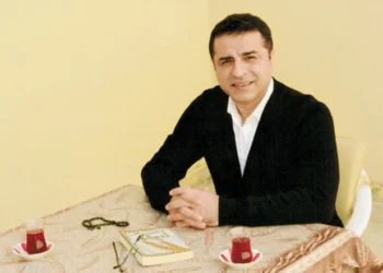 Selahattin Demirtaş kalp krizi nedeniyle yoğun bakımda yatan babasını görmek için Diyarbakır’a getirildi