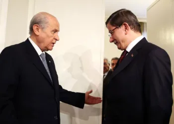 Davutoğlu, Bahçeli’ye ‘Küçük akıllı’ dedi, MHP’lilerden hakaret yağdı
