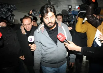 ‘Tut kopar onu sen Rıza’ 17/25 Aralık Gerçekleri, Türkiye’yi parmağında oynatan ‘hayırsever’ Rıza Zarrab’ı klipte oynattı!