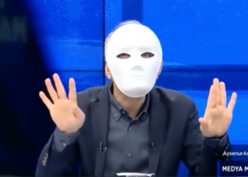 Emin Çapa ‘mimik’ cezasını maske takarak protesto etti