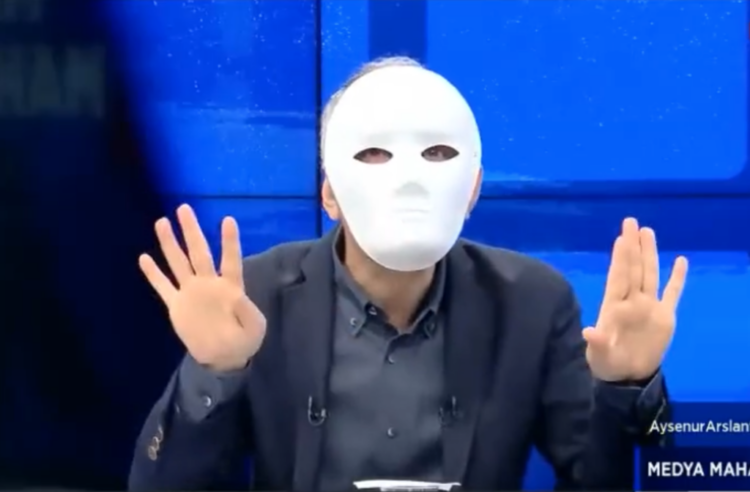 Emin Çapa ‘mimik’ cezasını maske takarak protesto etti