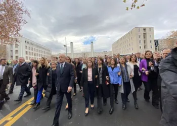 Kılıçdaroğlu, Adalet Bakanlığı önünde