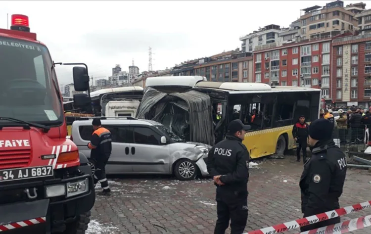 İETT otobüsü ile tramvay çarpıştı: 1’i ağır 11 kişi yaralı