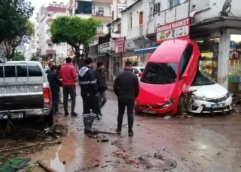 Antalya’da sel: Kumluca ve Finike’de okullar tatil edildi