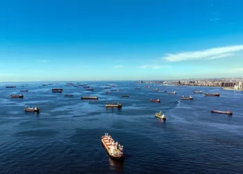 FT: Türkiye yeni belge isteyince, Rus petrol tankerleri Boğazları geçemedi
