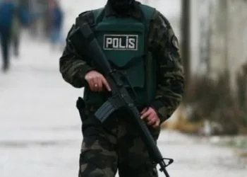 Özel hareket polisi boşanma aşamasındaki eşini öldürüp, intihar girişiminde bulundu